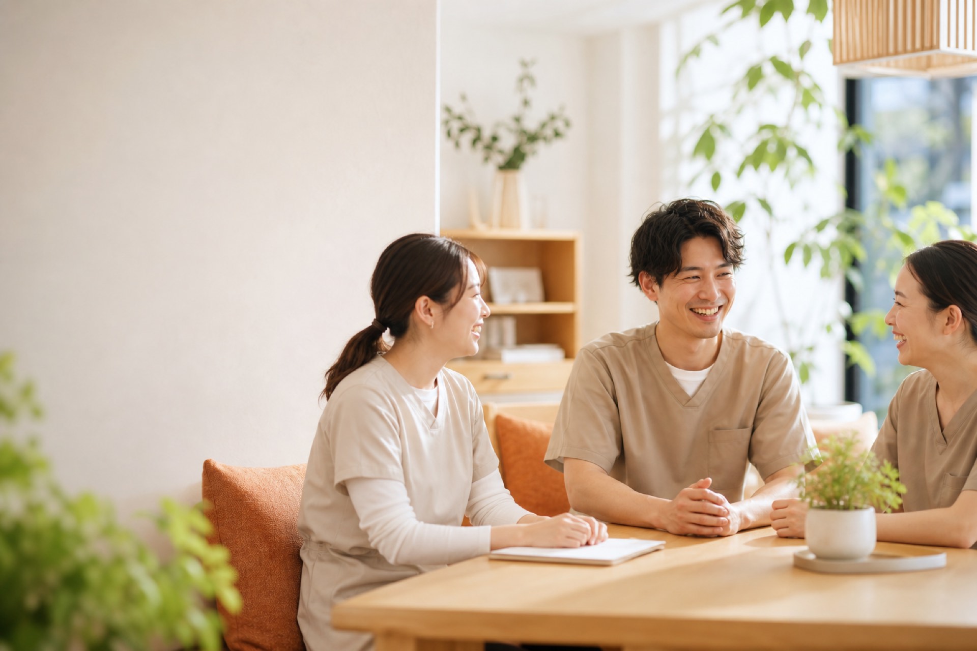 談笑するスタッフたち